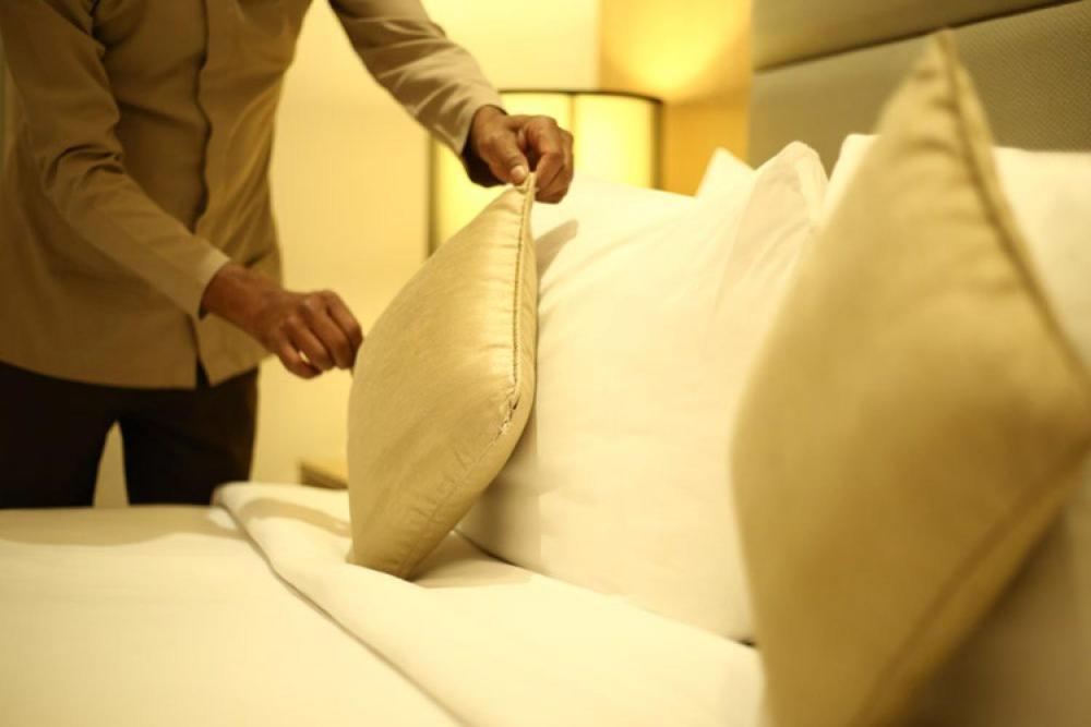 Zimmer mit Kingsize-Bett und Poolblick