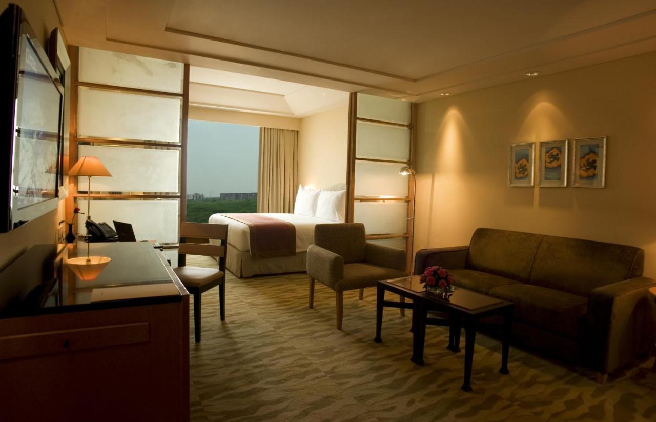 Suite on session of 30 mins Spa on food & soft beverage services on Laundry service Per per room Bucket of 04 Pint of Beers complimentary per during the,1441573138:JPEG