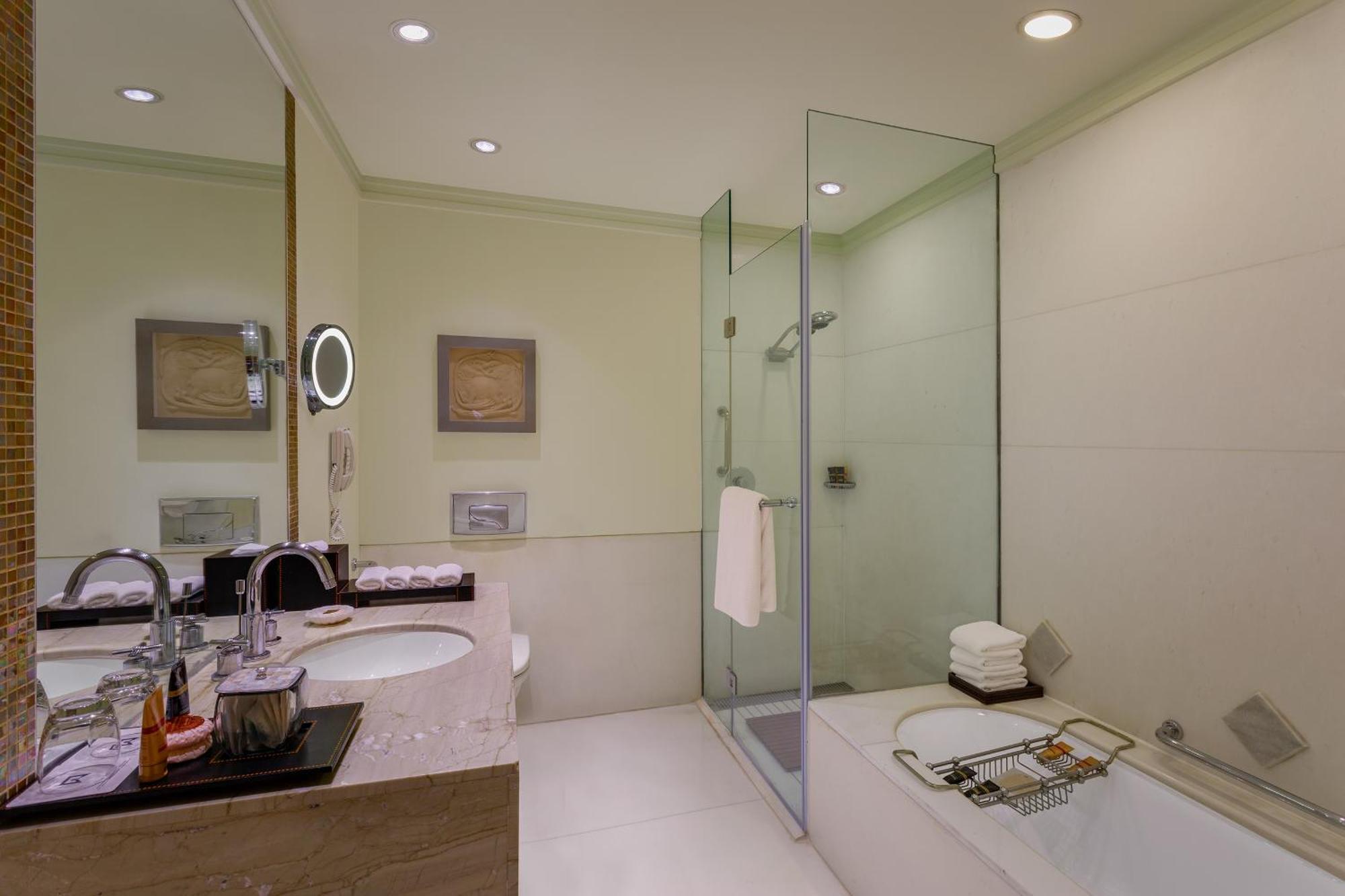 Deluxe Suite with one way airport transfer, Luxury Hours at Lounge (6PM-8pm), Signature Butler Service - Concierge Level